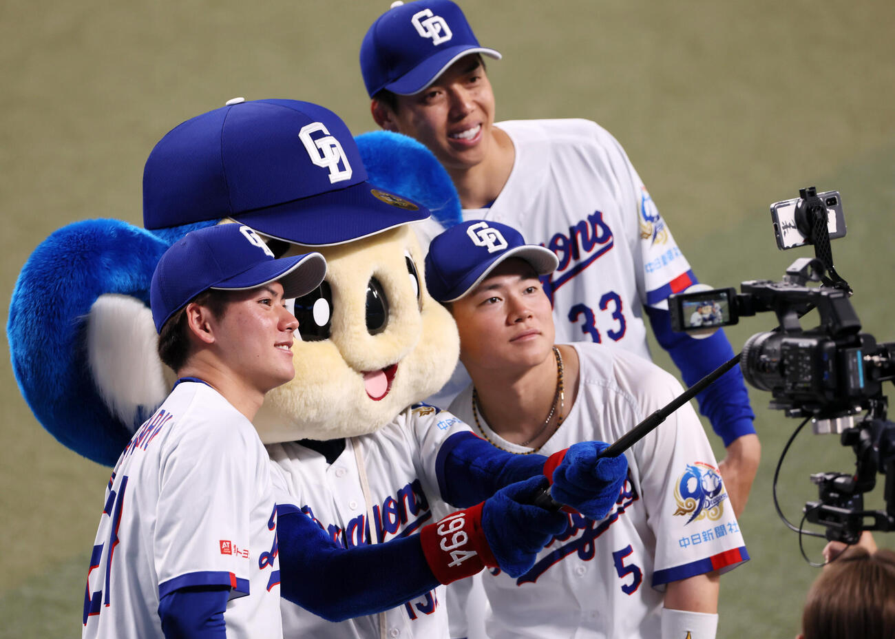 中日対阪神　ドアラとスマホで自撮りする左から中日金丸夢斗、杉浦稔大、村松開人（撮影・加藤哉）