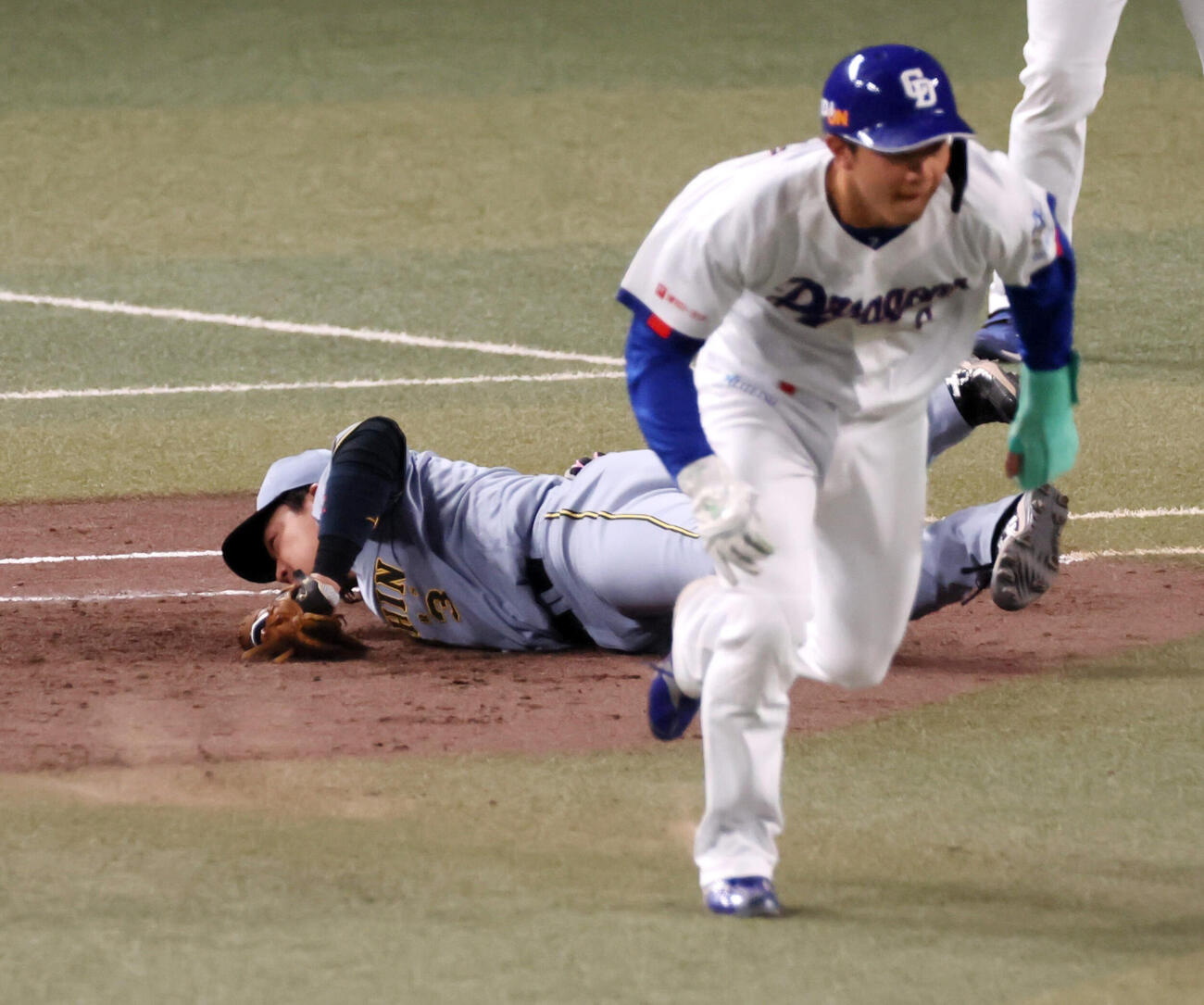 中日対阪神　3回裏中日1死満塁大山悠輔は村松開人の打球に横っ飛びするも捕球出来ず右線3点適時三塁打となる（撮影・加藤哉）