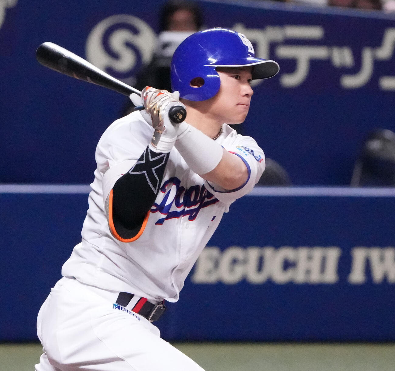 中日対阪神　3回裏中日1死満塁　3点適時三塁打を放つ村松開人（撮影・森本幸一）