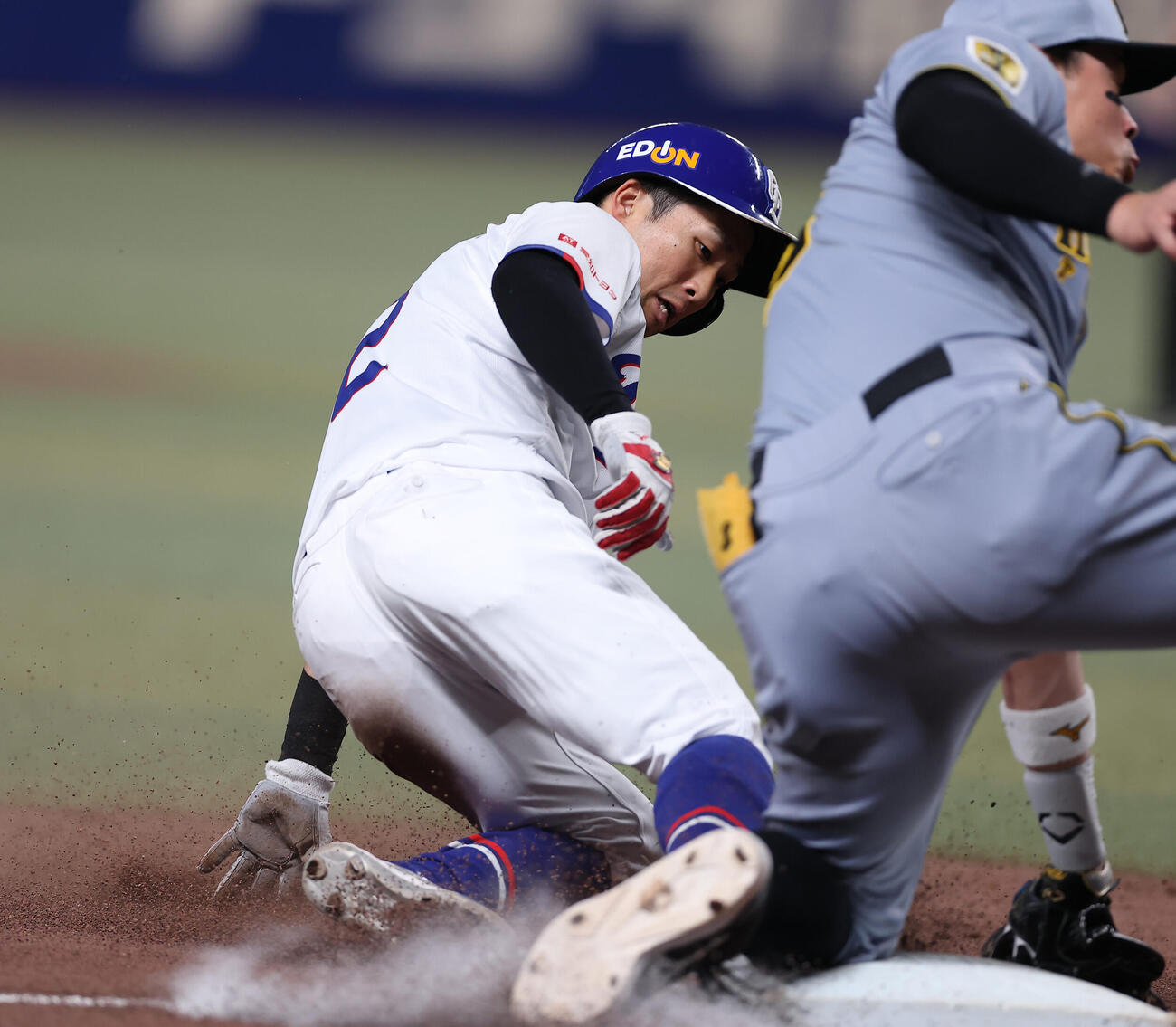 中日対阪神　3回裏中日1死一、二塁、三盗を決める田中幹也。三塁手佐藤輝明（撮影・前田充）