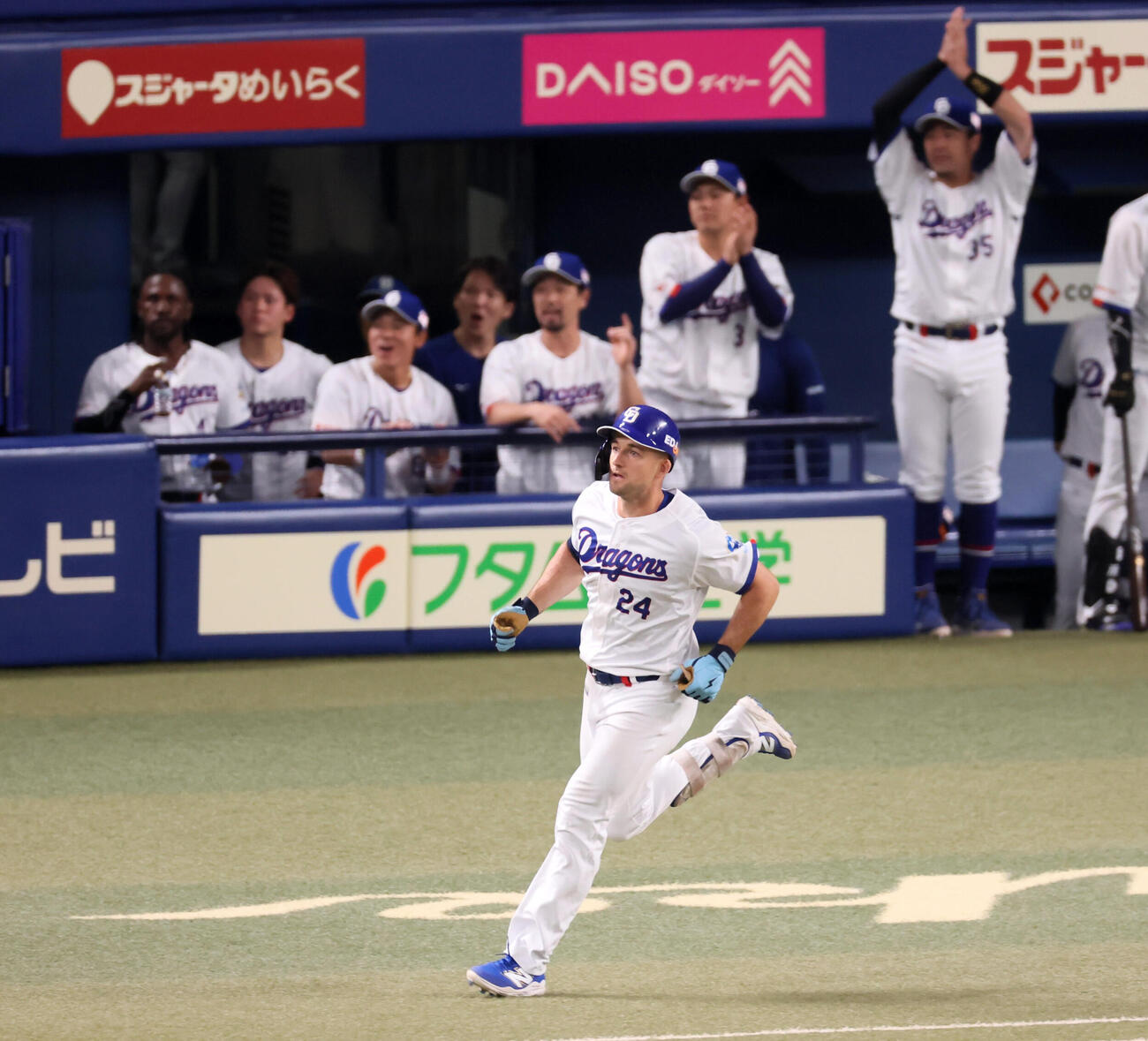 中日対阪神　2回裏中日1死、ジェイソン・ボスラーは右越えソロ本塁打を放つ（撮影・加藤哉）