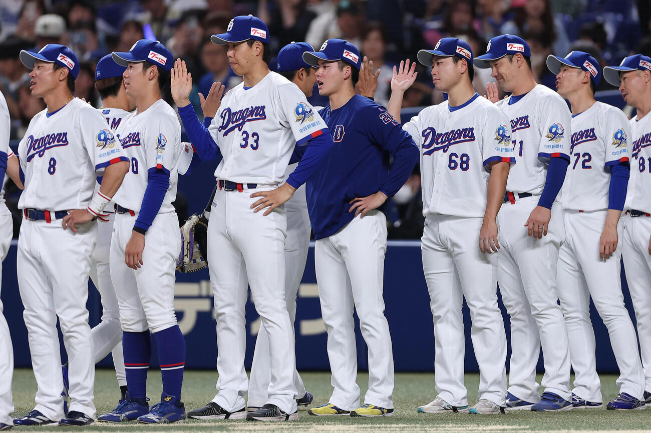 中日対阪神　阪神に勝利し、ナインを出迎える金丸夢斗（中央）ら中日の選手たち（撮影・前田充）