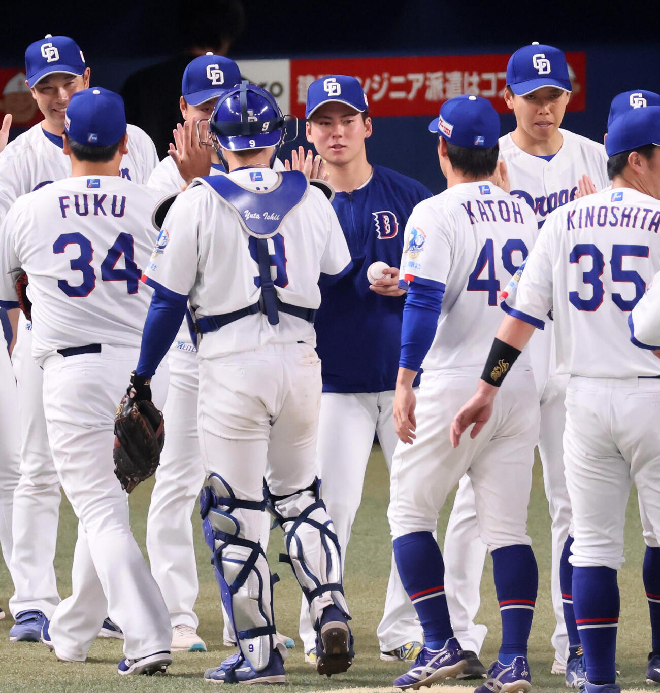 中日対阪神　阪神に勝利しウイニングボールを手にナインを迎える中日金丸夢斗（撮影・加藤哉）