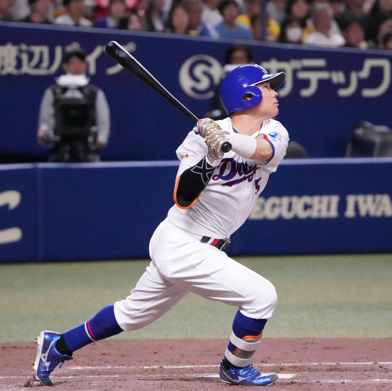 中日対阪神　4回裏中日1死満塁、犠飛を放つ村松開人（撮影・森本幸一）