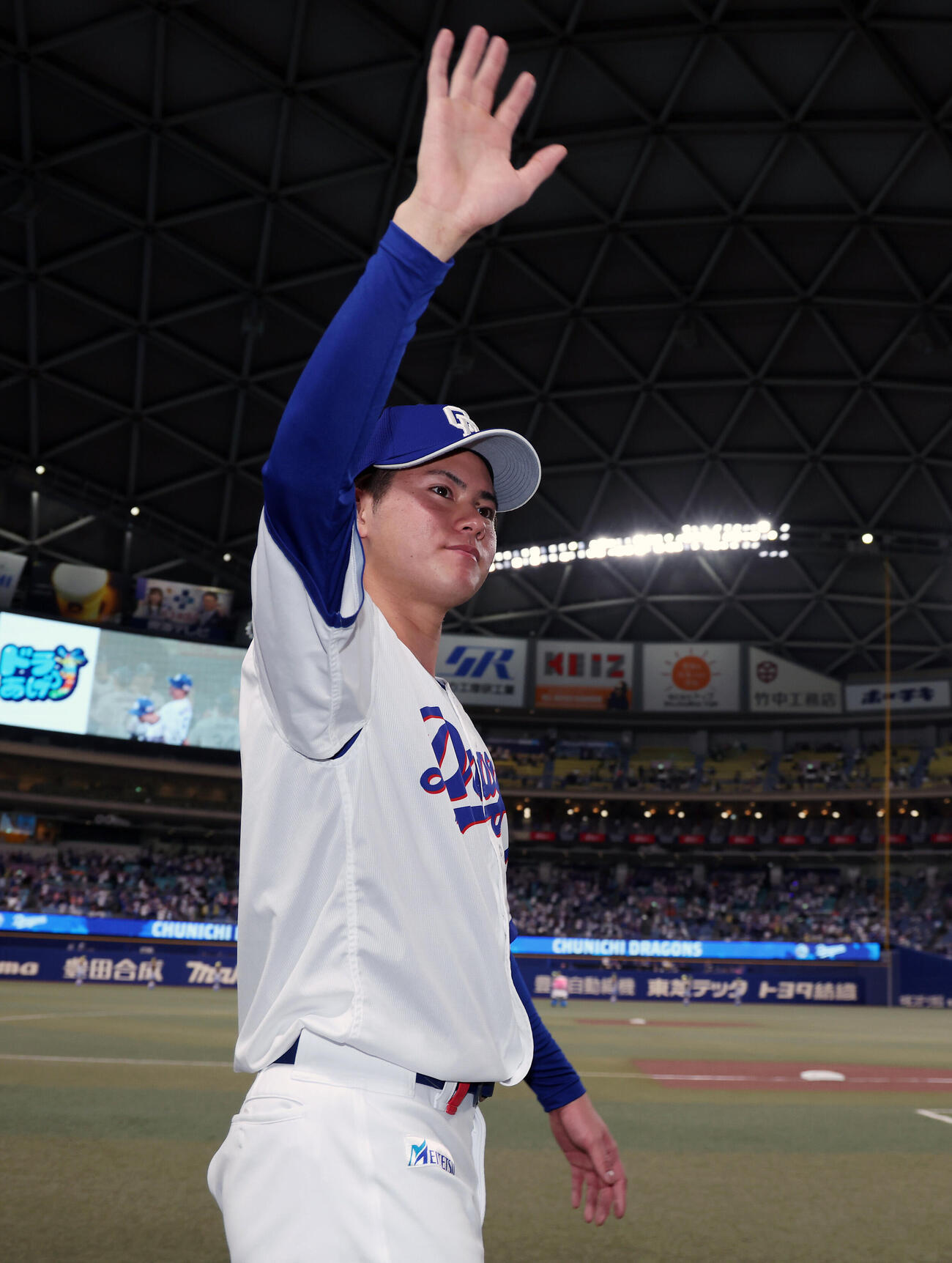 中日対阪神　阪神に勝利し、ファンに手を振る中日金丸夢斗（撮影・前田充）
