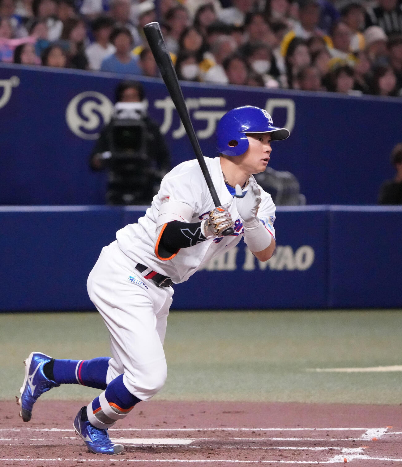 中日対阪神　3回裏中日1死満塁　3点適時三塁打を放つ村松開人（撮影・森本幸一）
