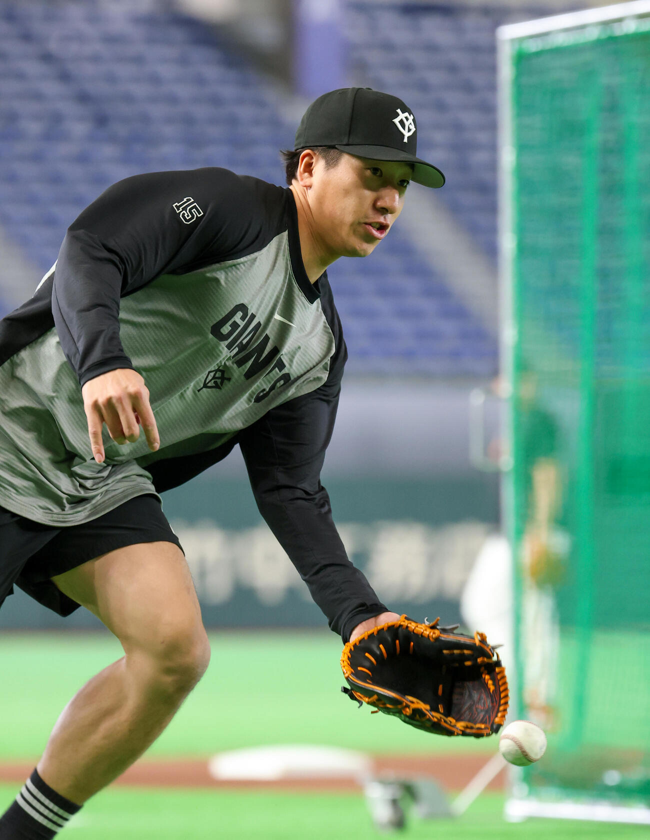 巨人対ヤクルト　ノックを受ける巨人大勢（撮影・増田悦実）