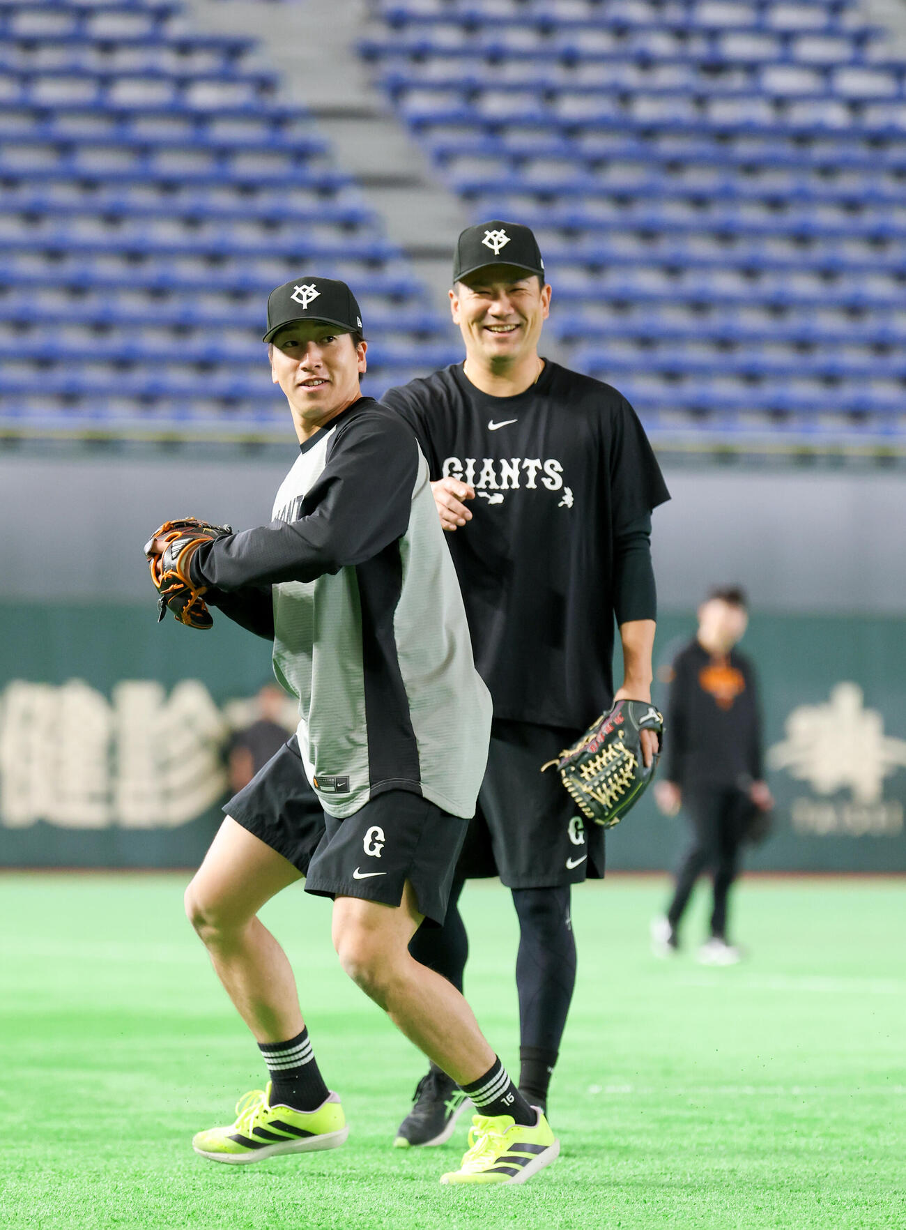 巨人対ヤクルト　ノック中、笑顔を見せる巨人大勢（手前）と田中将大（撮影・増田悦実）