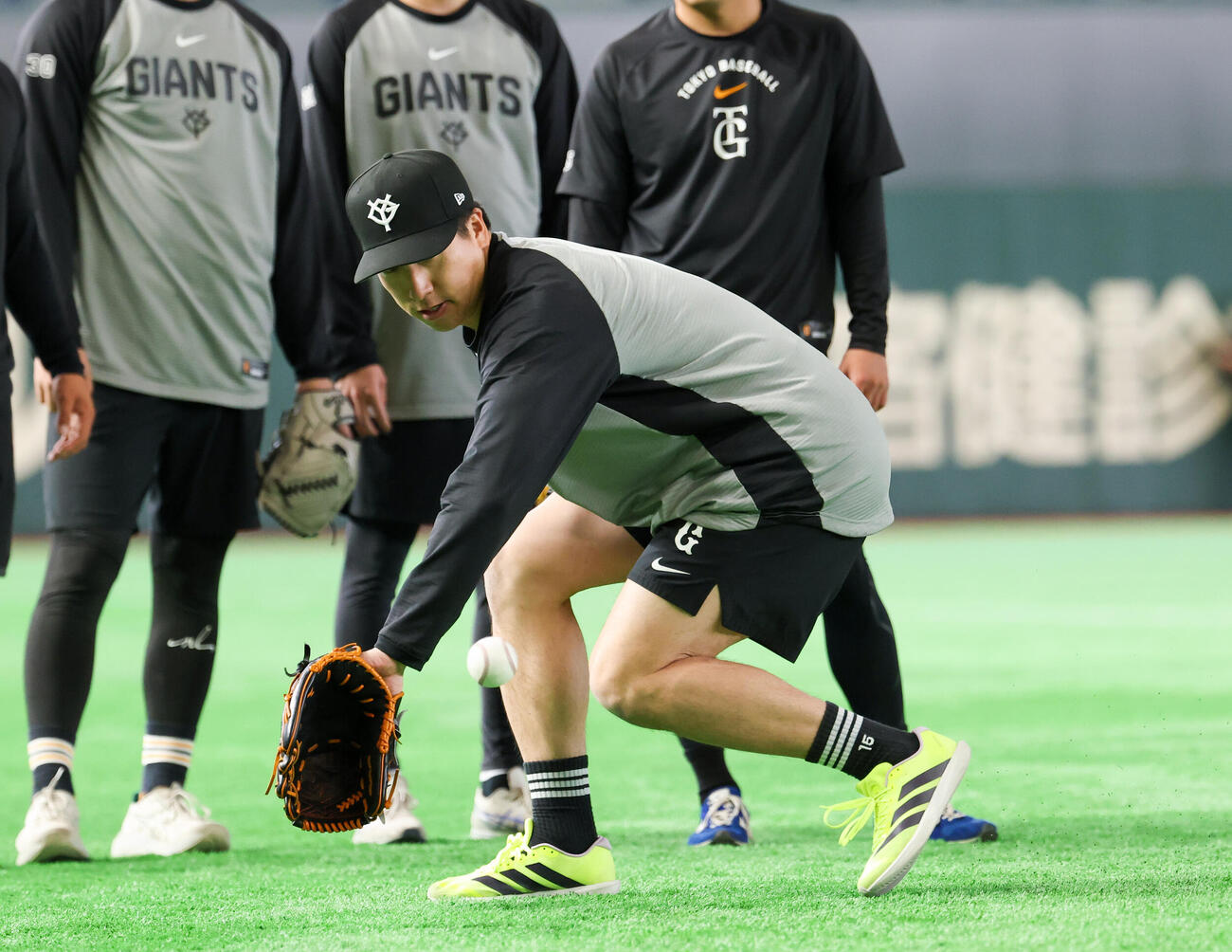 巨人対ヤクルト　ノックを受ける巨人大勢（撮影・増田悦実）