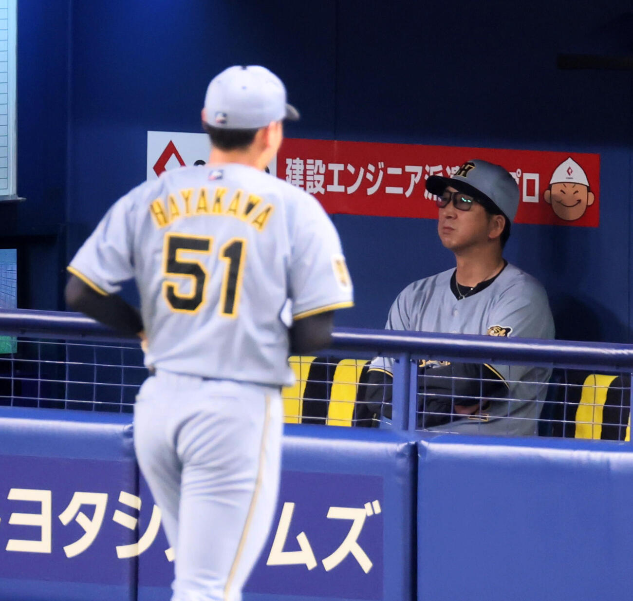 中日対阪神　4回裏中日無死一塁、降板する先発早川太貴（左）の奥でグラウンドを藤川球児監督見つめる（撮影・加藤哉）