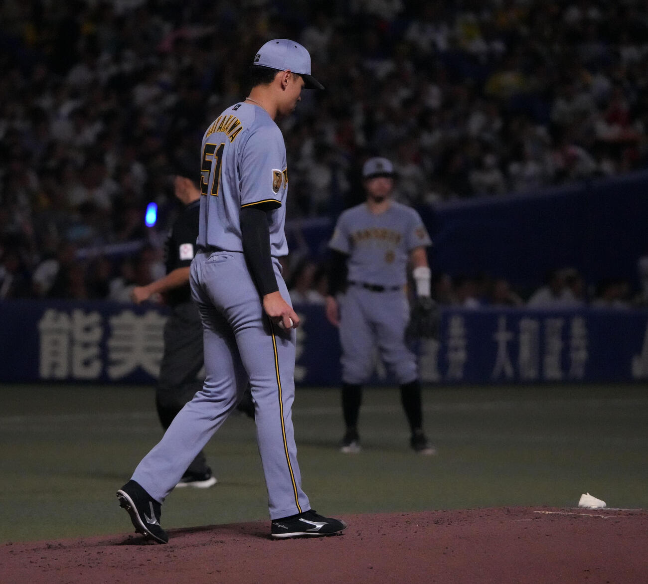 中日対阪神　2回裏中日1死　ジェイソン・ボスラーにソロ本塁打を打たれた早川太貴（撮影・森本幸一）