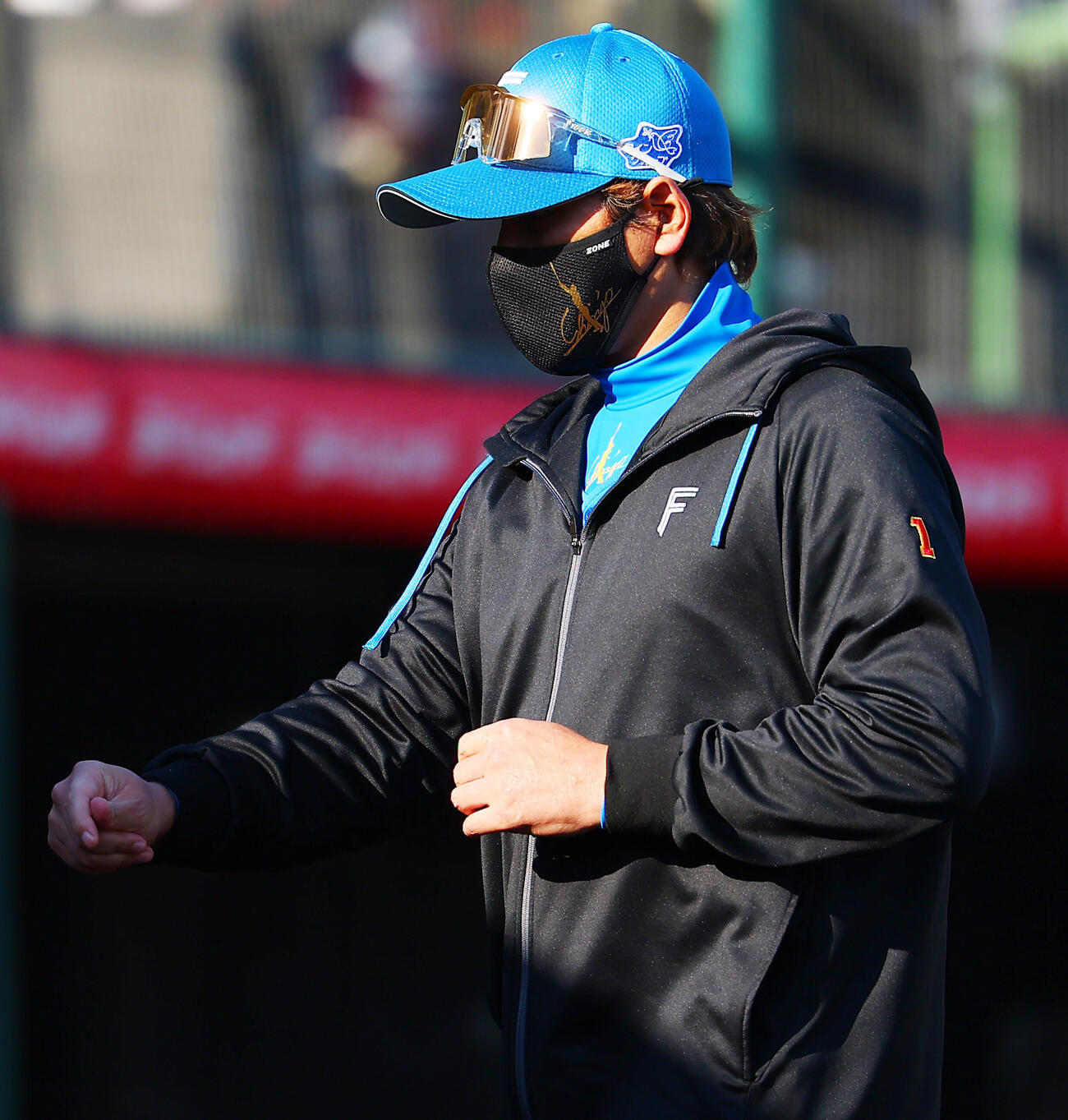 楽天対日本ハム　選手交代を告げる日本ハム新庄剛志監督（撮影・野上伸悟）
