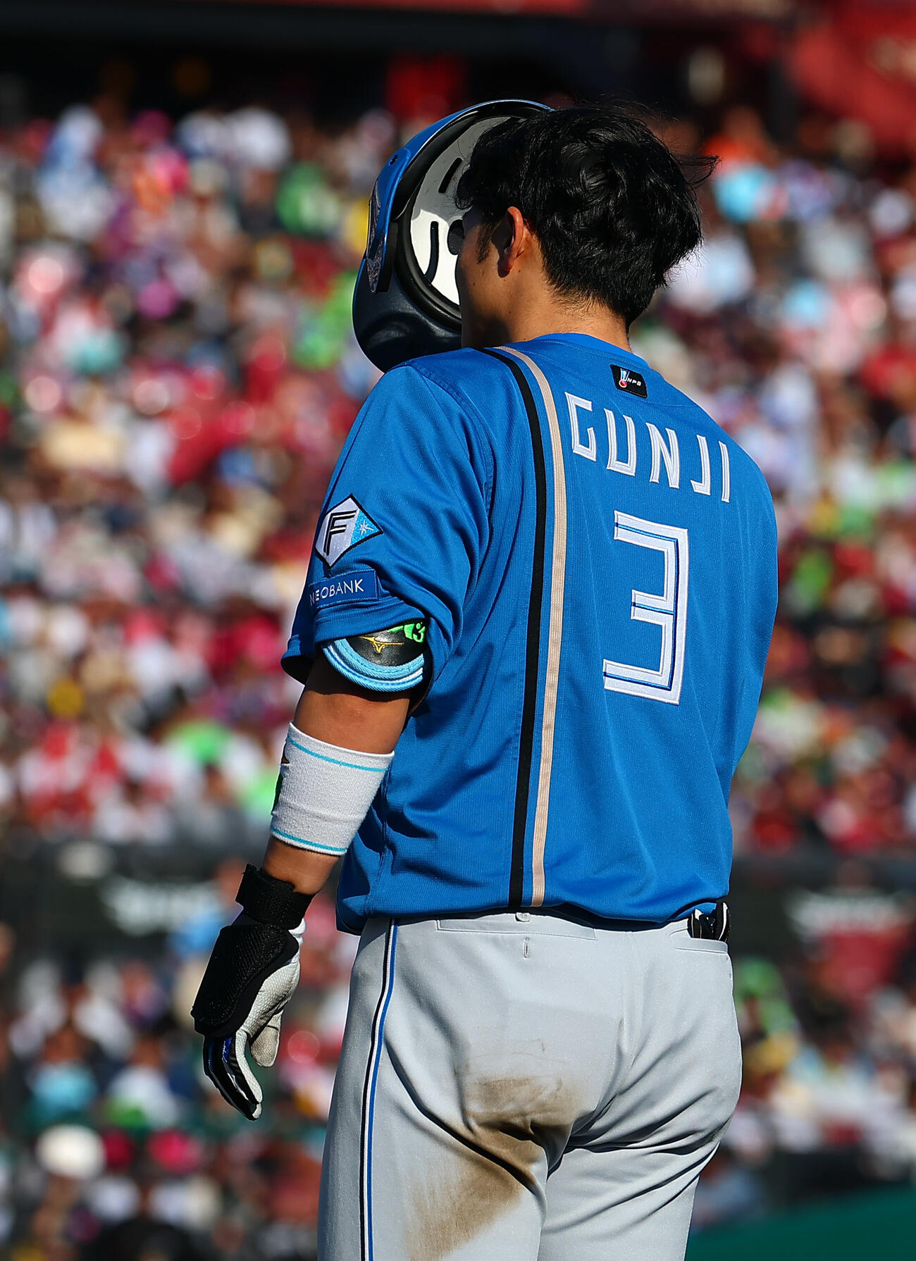 楽天対日本ハム　7回表日本ハム1死、安打を放った際に折れたバットが長川真也球審を直撃し、塁上で心配する郡司裕也（撮影・野上伸悟）