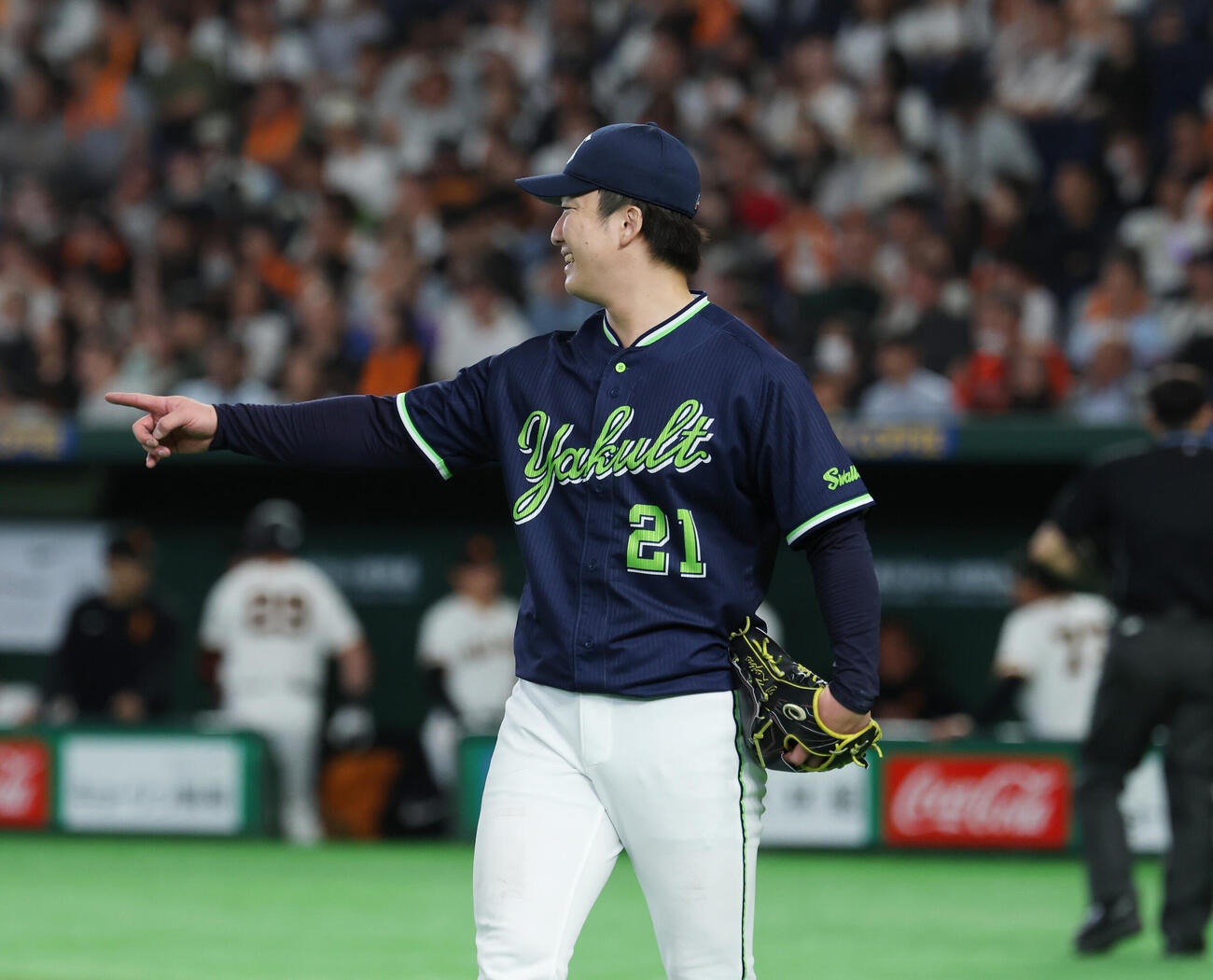 巨人対ヤクルト　8回裏のピンチをしのぎ笑顔を見せるヤクルト吉村貢司郎（撮影・増田悦実）