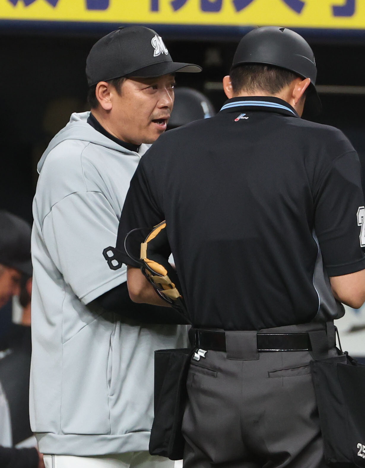 オリックス対ロッテ　8回の攻撃を終え、選手交代を告げるロッテサブロー監督（撮影・西尾就之）