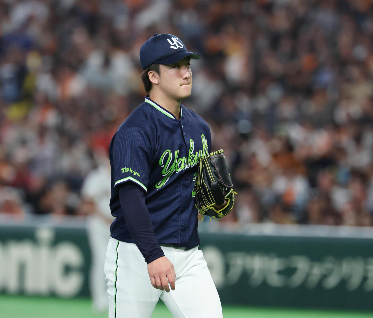 巨人対ヤクルト　4回裏を終えがっくりとベンチに戻る吉村貢司郎（撮影・増田悦実）