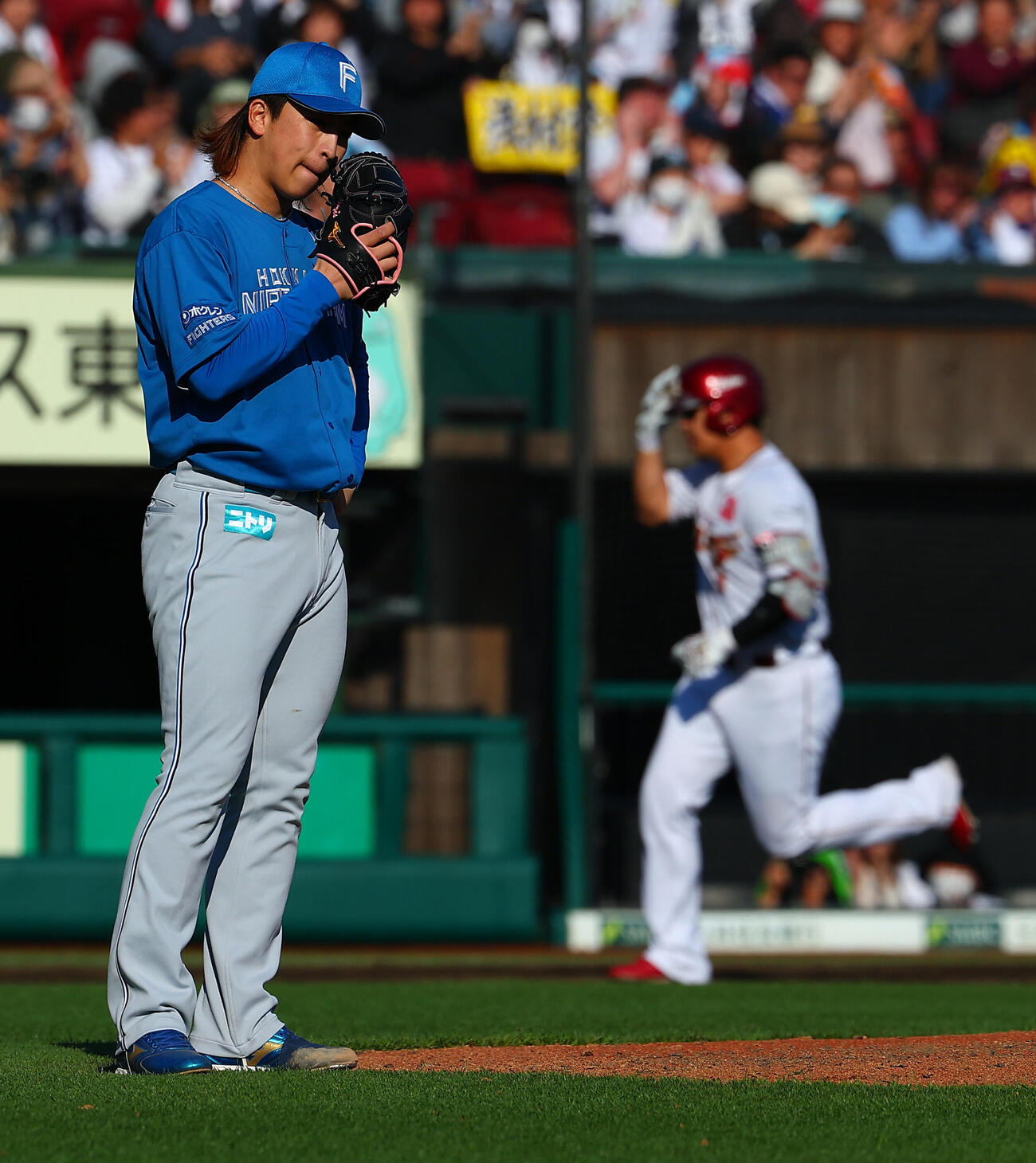 楽天対日本ハ　7回裏楽天無死一塁、浅村栄斗に2点本塁打を許す細野晴希（撮影・野上伸悟）