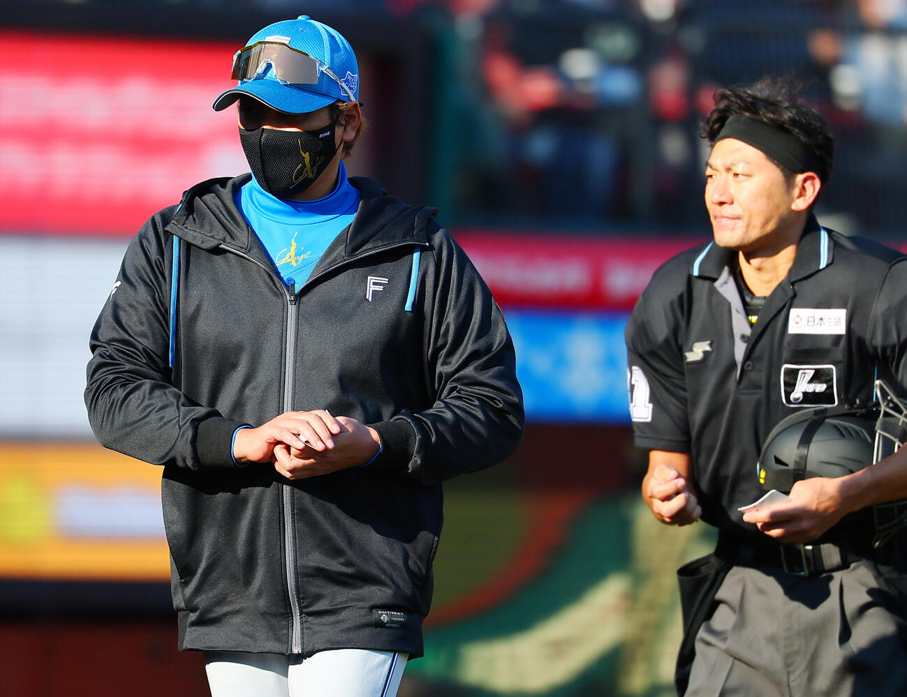 楽天対日本ハム　選手交代を告げる日本ハム新庄剛志監督（撮影・野上伸悟）（手前）