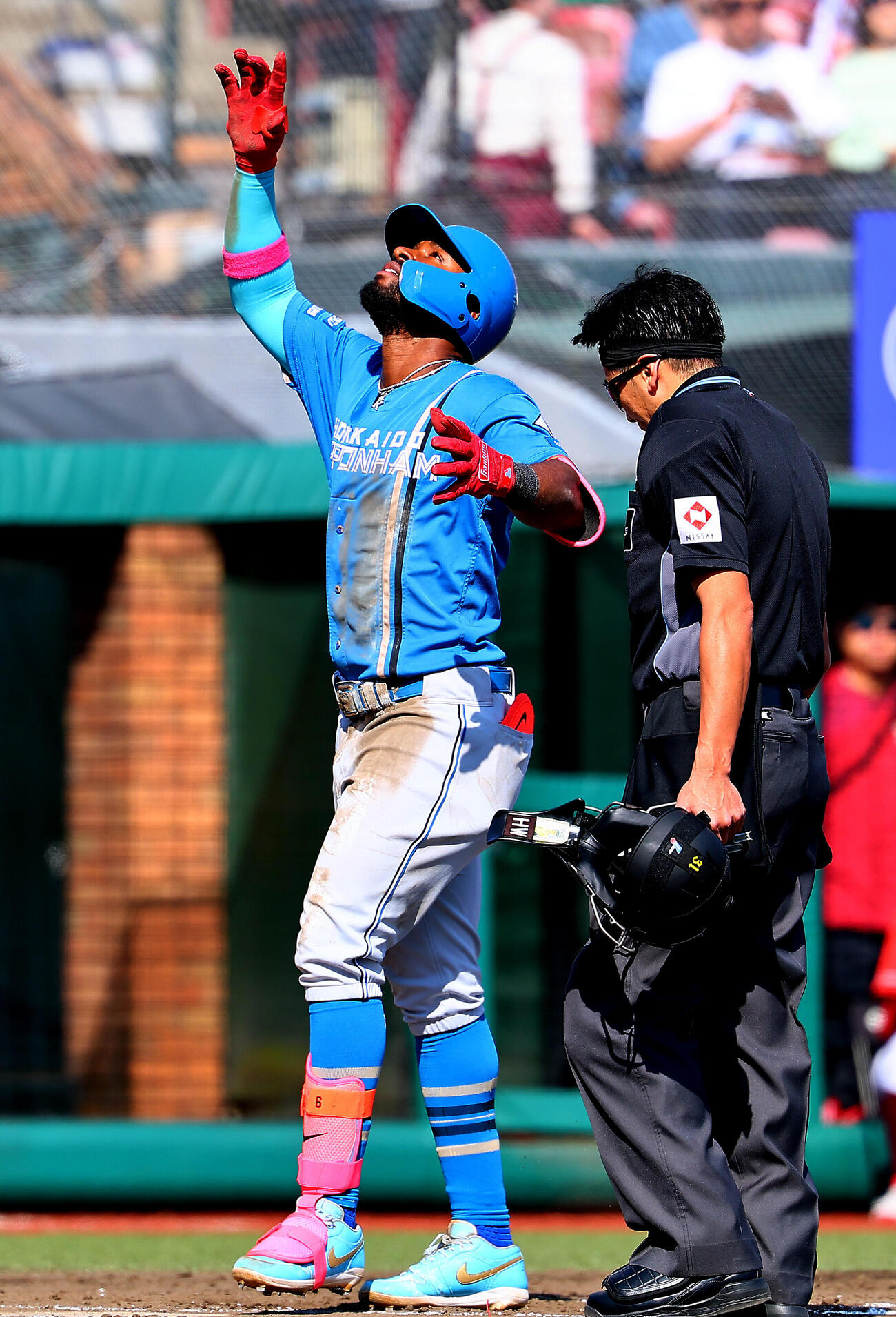 楽天対日本ハム　4回表日本ハム無死、先制本塁打を放ち喜ぶロドルフォ・カストロ（撮影・野上伸悟）