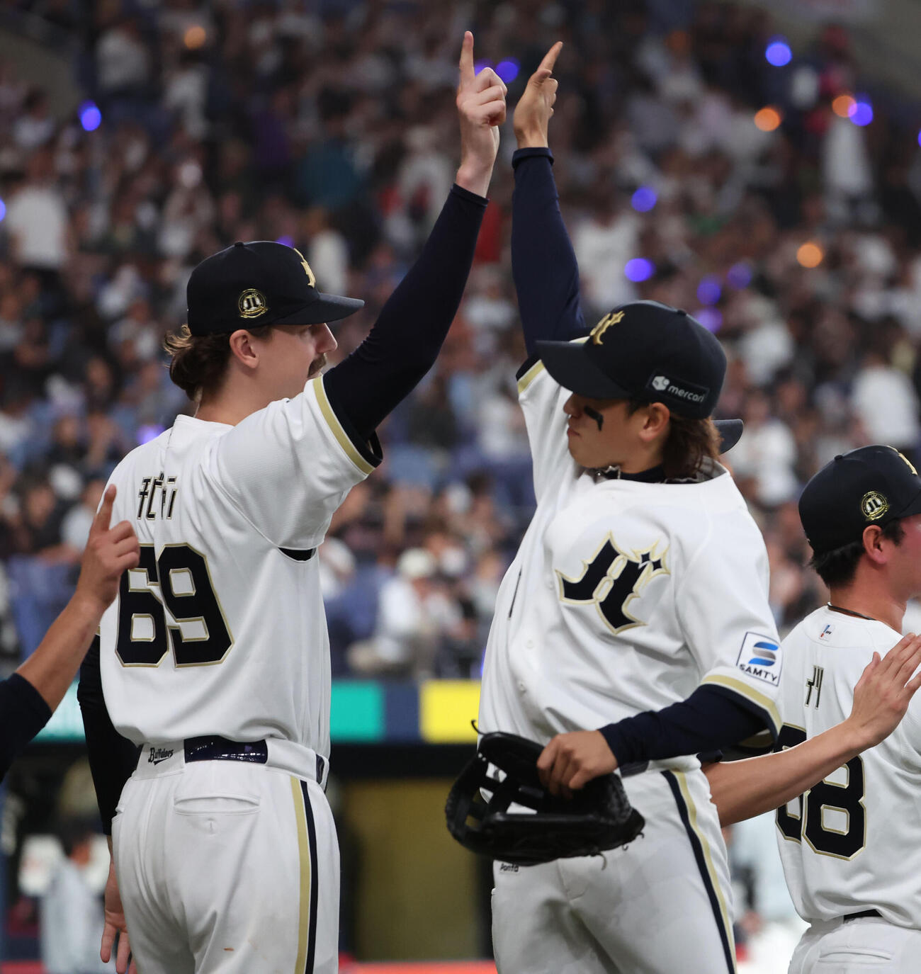 オリックス対ロッテ　初勝利を挙げたオリックスのショーン・ジェリーは、渡部遼人とタッチをかわす（撮影・西尾就之）