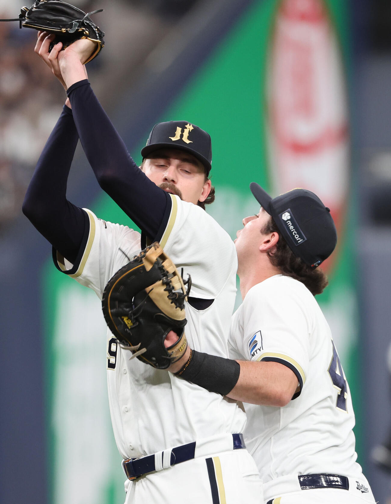 オリックス対ロッテ　4回面ロッテ2死、ショーン・ジェリーは高部の飛球をボブ・シーモアと交錯しそうになりながら捕球（撮影・西尾就之）