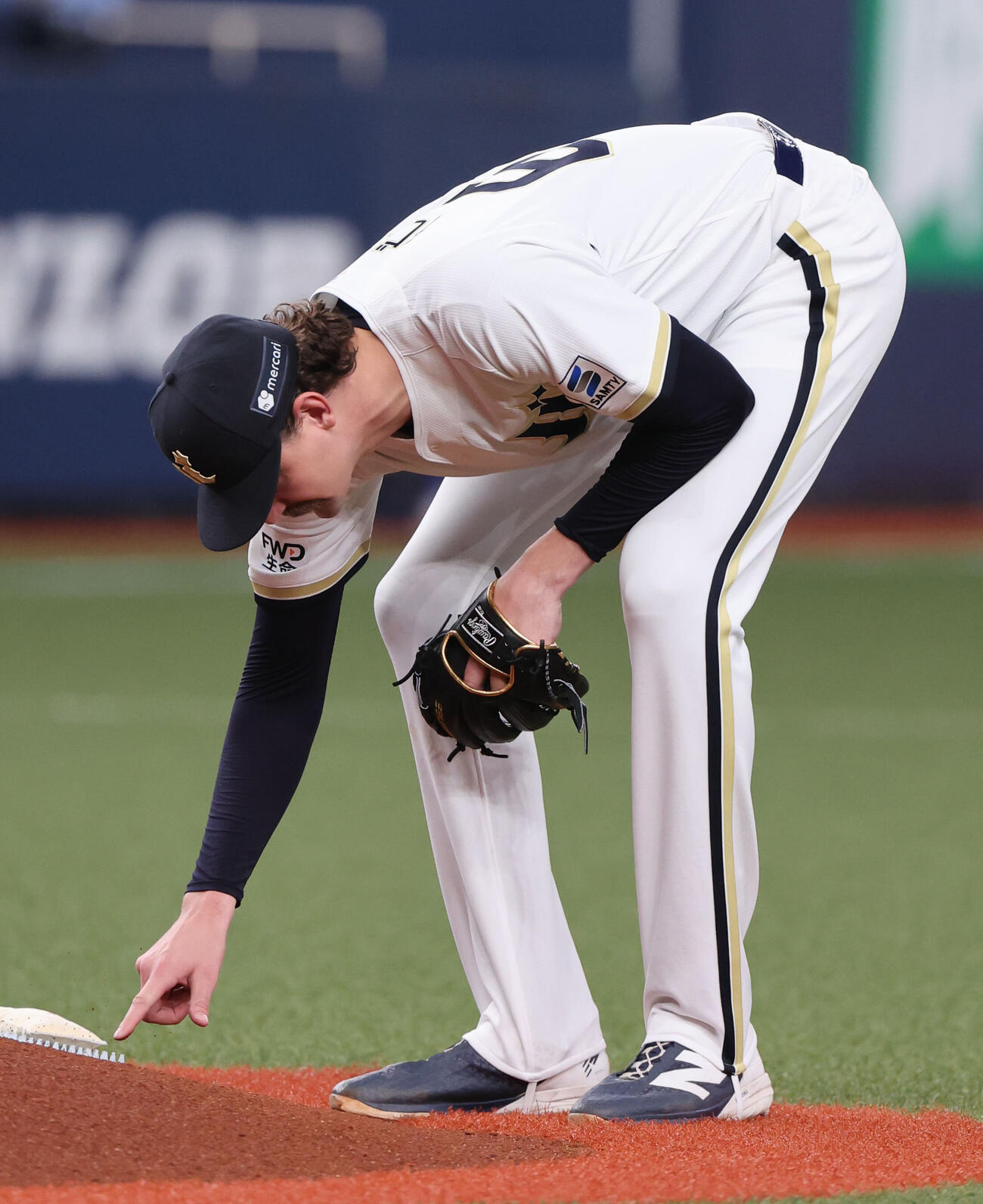 オリックス対ロッテ　オリックス先発のショーン・ジェリーは初回の投球前日マウンド後方に指で文字を書く（撮影・西尾就之）