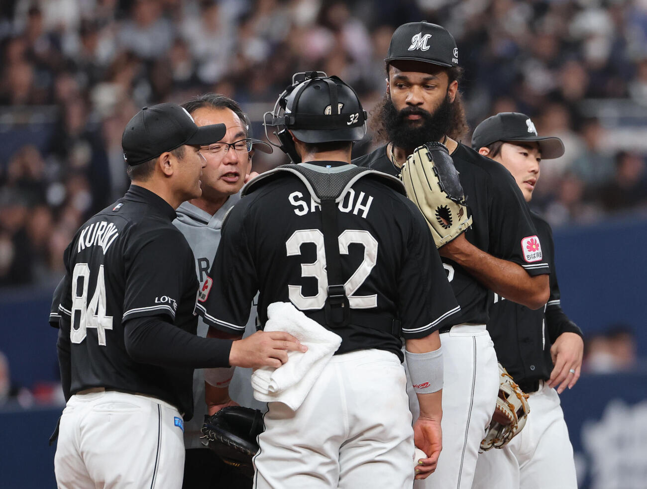 オリックス対ロッテ　1回に3失点したロッテ先発のアンドレ・ジャクソンは黒木知宏コーチらの激励を受ける（撮影・西尾就之）