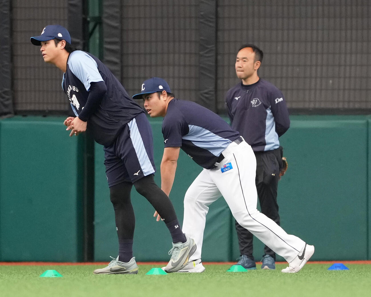 西武対ソフトバンク　ダッシュで調整する西武平良海馬（中央）（撮影・足立雅史）