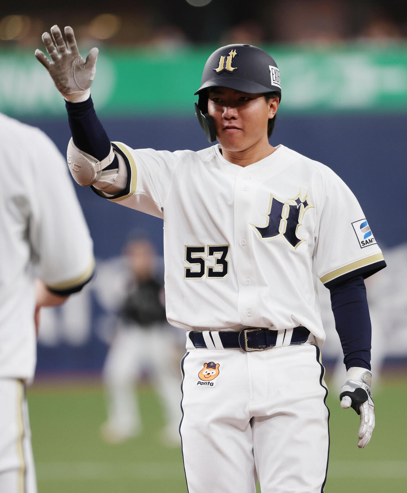 オリックス対ロッテ　6回裏オリックス1死、宜保翔は中前に支配下復帰後初安打を放ち、ベンチに向かってポーズ（撮影・西尾就之）