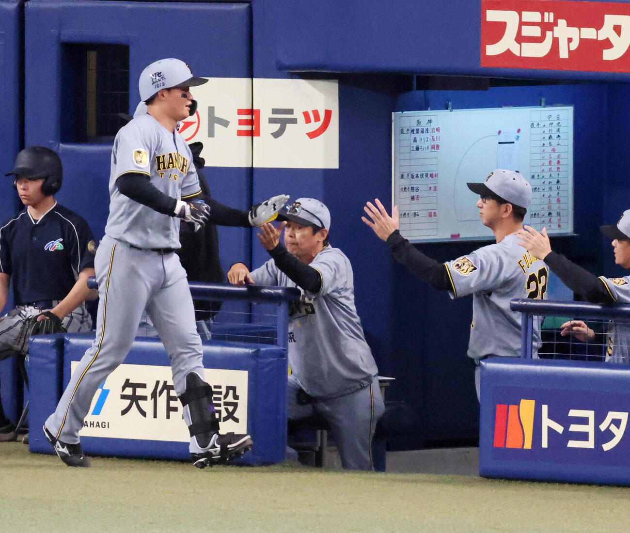 中日対阪神　1回表阪神2死、森下翔太は左越えソロ本塁打を放ちベンチの藤川球児監督（右）とタッチ（撮影・加藤哉）
