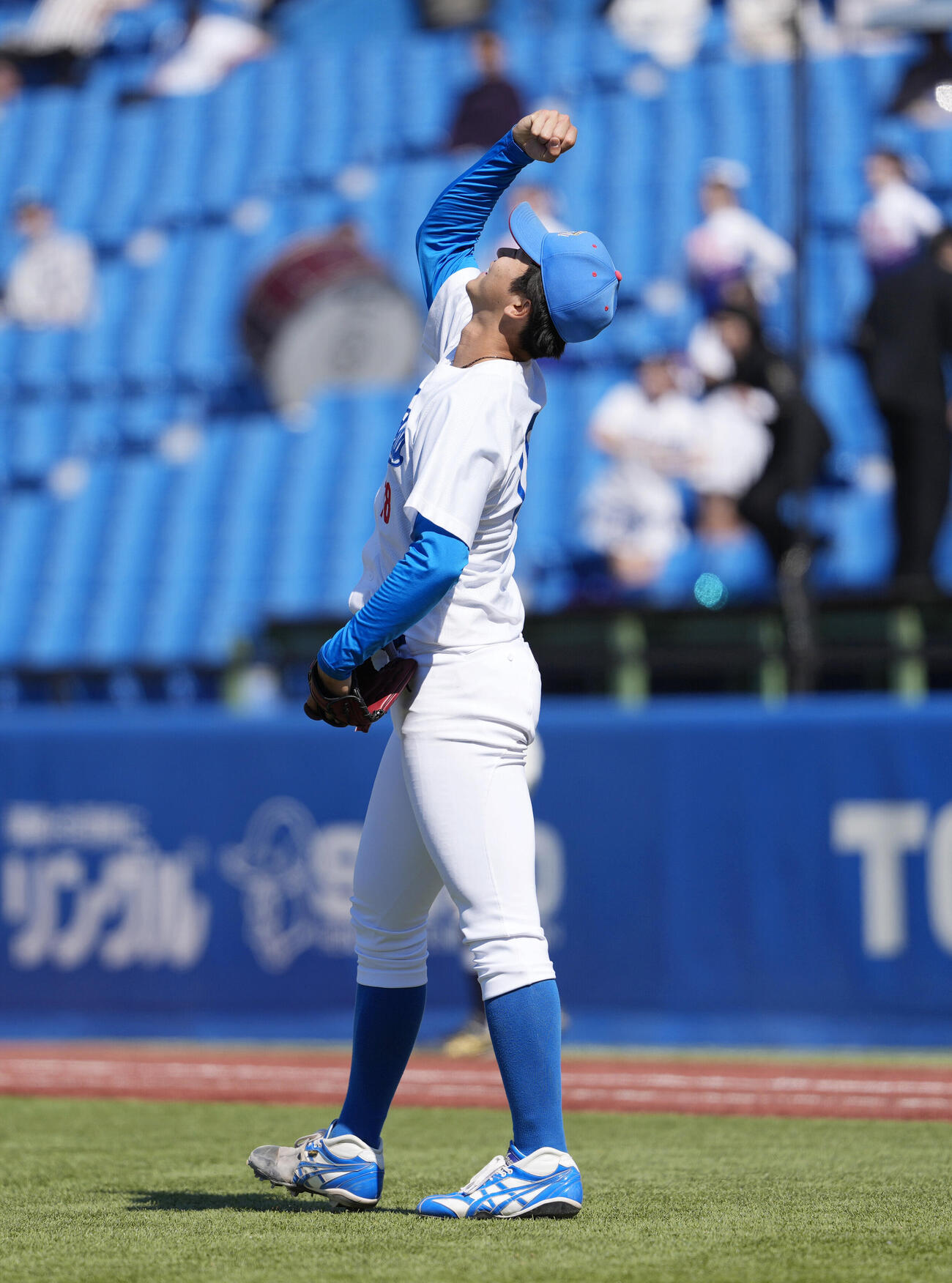 青学大対東洋大　東洋大に勝利しガッツポーズをする鈴木泰成（撮影・小島史椰）