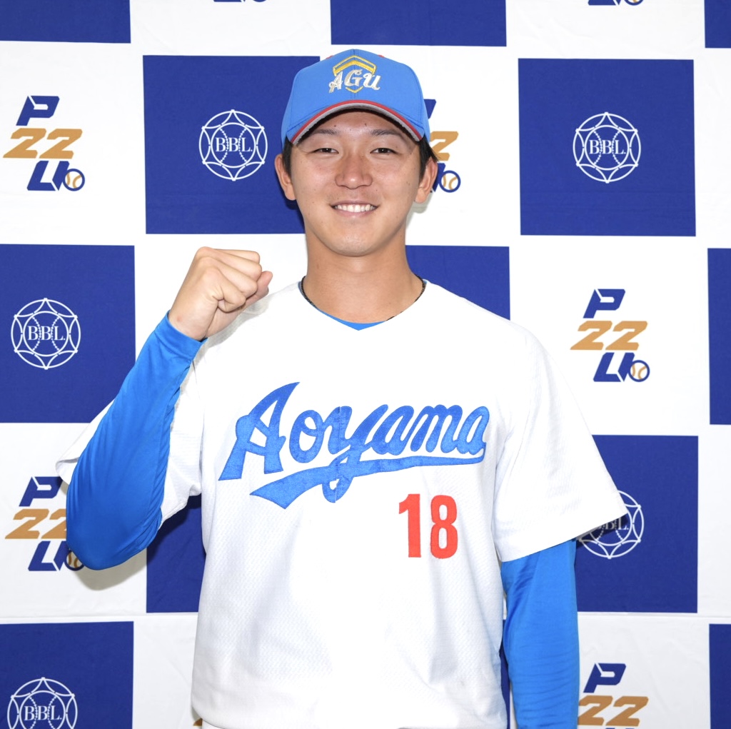 青学大対東洋大　東洋大に勝利しガッツポーズで写真に納まる青学大・鈴木泰成