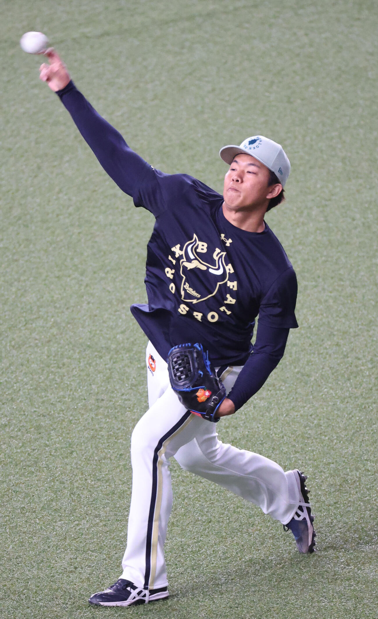 オリックス対ロッテ　1軍に合流し、キャッチボールするオリックス宮国凌空タ（撮影・西尾就之）