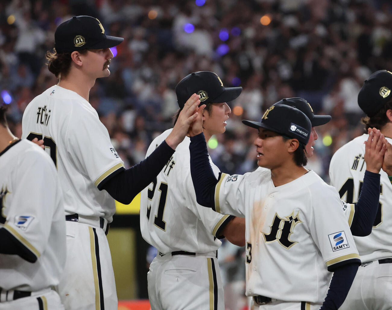 オリックス対ロッテ　初勝利を挙げたオリックスのショーン・ジェリーは、宜保翔とタッチをかわす（撮影・西尾就之）