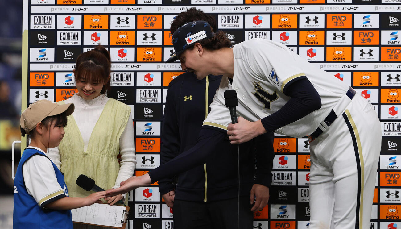 オリックス対ロッテ　初勝利を挙げたオリックスのショーン・ジェリーは、ヒーローインタビューでインタビュアーを務めた子どもとタッチをかわす（撮影・西尾就之）
