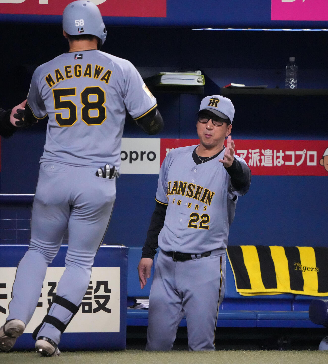 中日対阪神　7回表阪神無死、藤川球児監督（右）はソロ本塁打を放った前川右京を迎える（撮影・森本幸一）