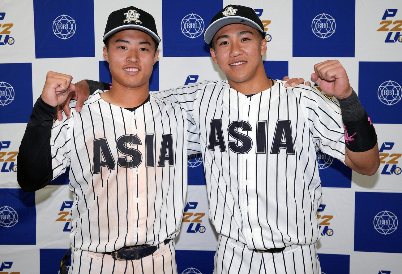 東都大学野球春季リーグ　国学院大対亜大　国学院大に勝利しガッツポーズで写真に納まる大島健真（左）と小池祐吏（撮影・小島史椰）