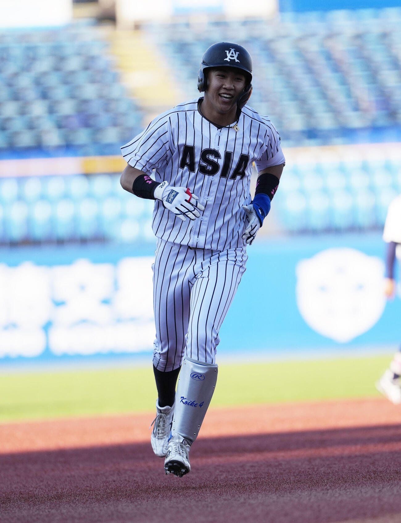 東都大学野球春季リーグ　国学院大対亜大　4回裏亜大2死、ソロ本塁打を放つ小池祐吏（撮影・小島史椰）