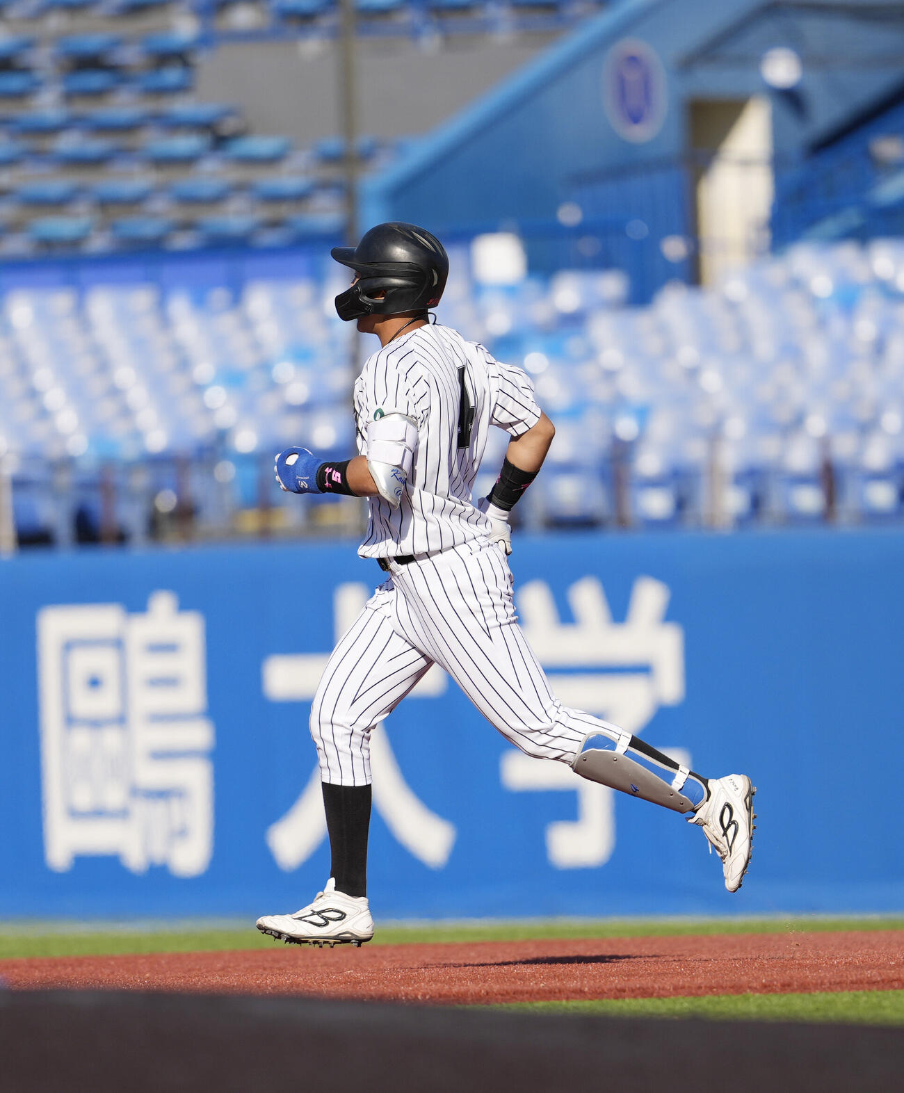 東都大学野球春季リーグ　国学院大対亜大　4回裏亜大2死、ソロ本塁打を放つ小池祐吏（撮影・小島史椰）