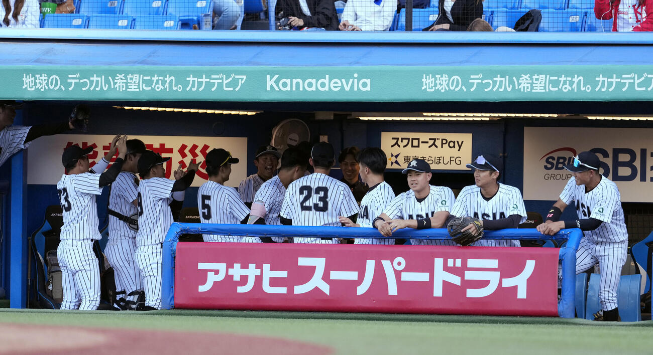 東都大学野球春季リーグ　国学院大対亜大　4回裏亜大2死、ソロ本塁打を放ちナインから祝福される小池祐吏（中央）（撮影・小島史椰）