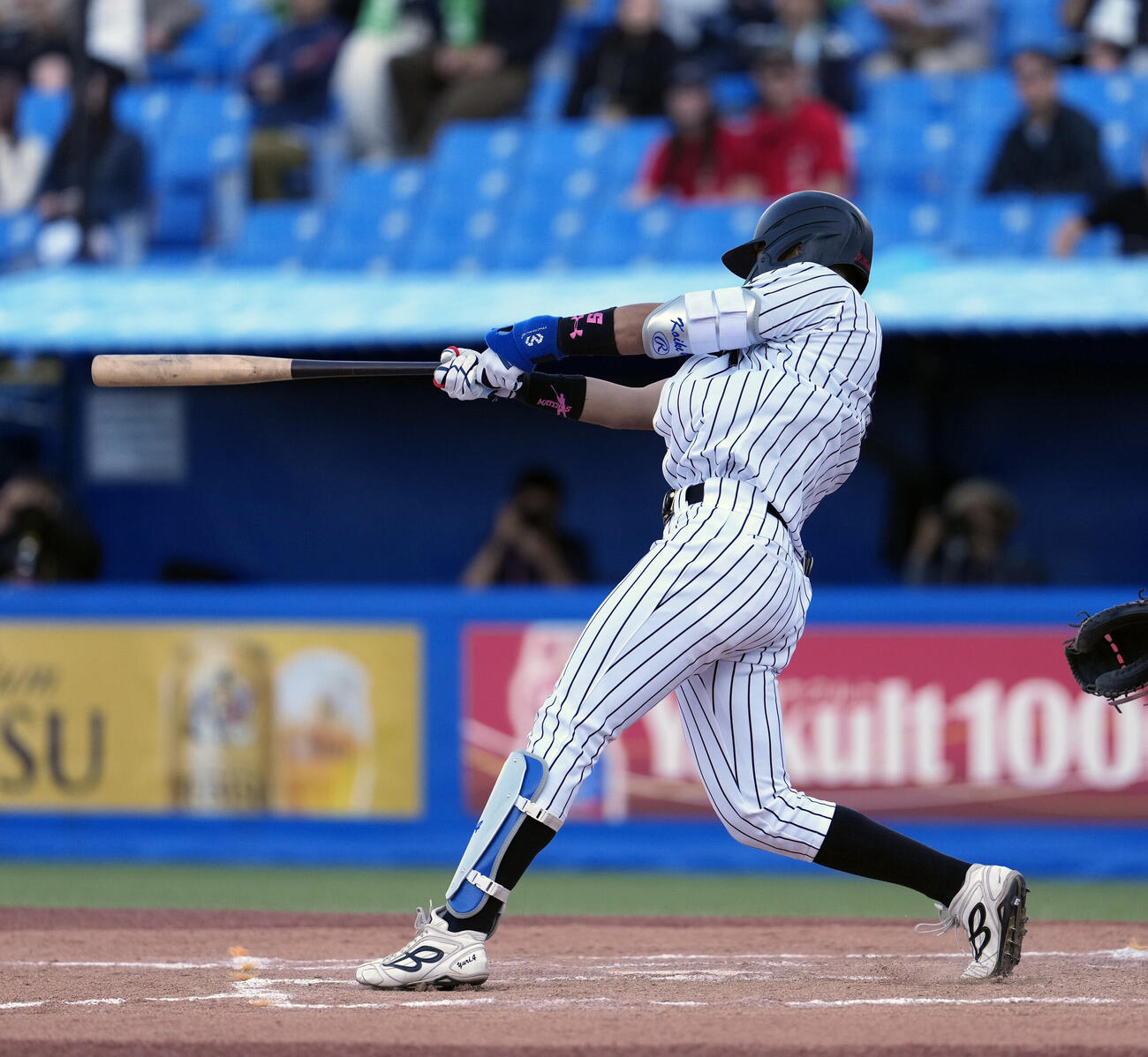 東都大学野球春季リーグ　国学院大対亜大　6回裏亜大2死、中前打を放つ小池祐吏（撮影・小島史椰）