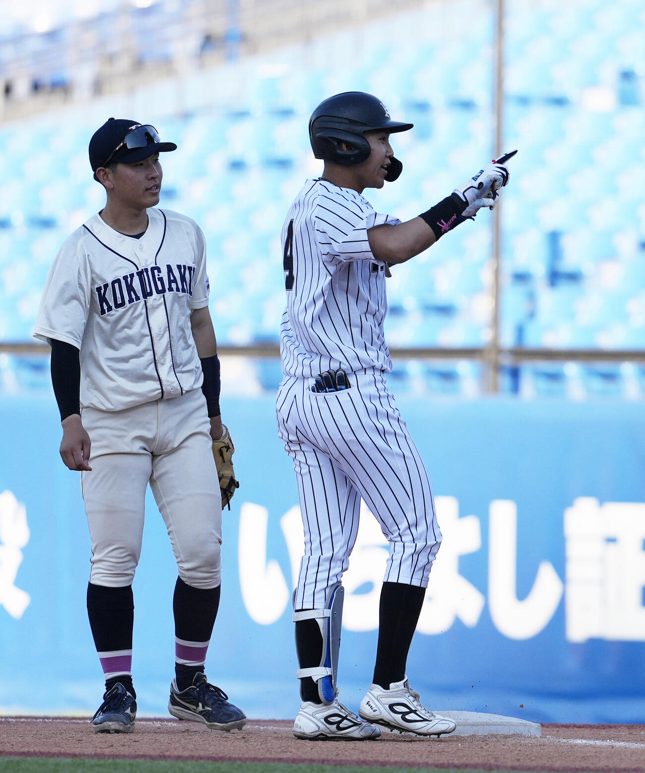 東都大学野球春季リーグ　国学院大対亜大　6回裏亜大2死、中前打を放つ小池祐吏（右）（撮影・小島史椰）