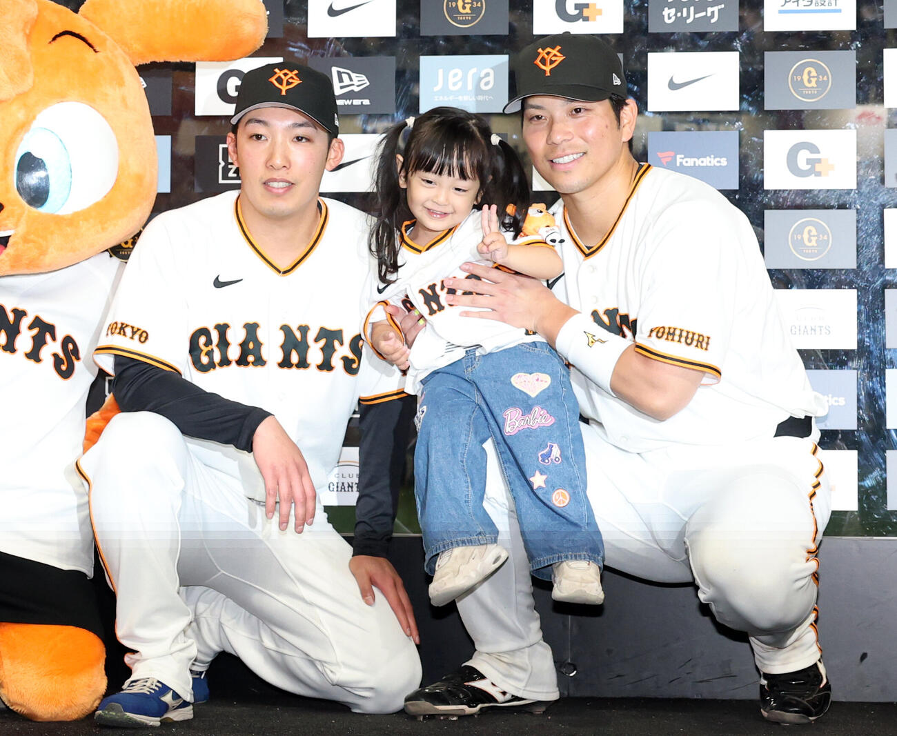 巨人対ヤクルト　ヒーローインタビューで、女の子のファンと記念撮影する巨人赤星優志（左）と大城卓三（撮影・浅見桂子）