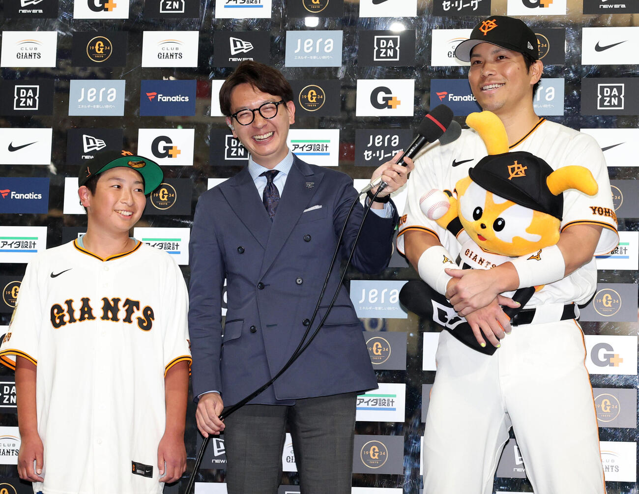 巨人対ヤクルト　決勝打の巨人大城卓三（右）は「どうしたら足が速くなりますか」の少年ファンの質問に笑顔（撮影・浅見桂子）