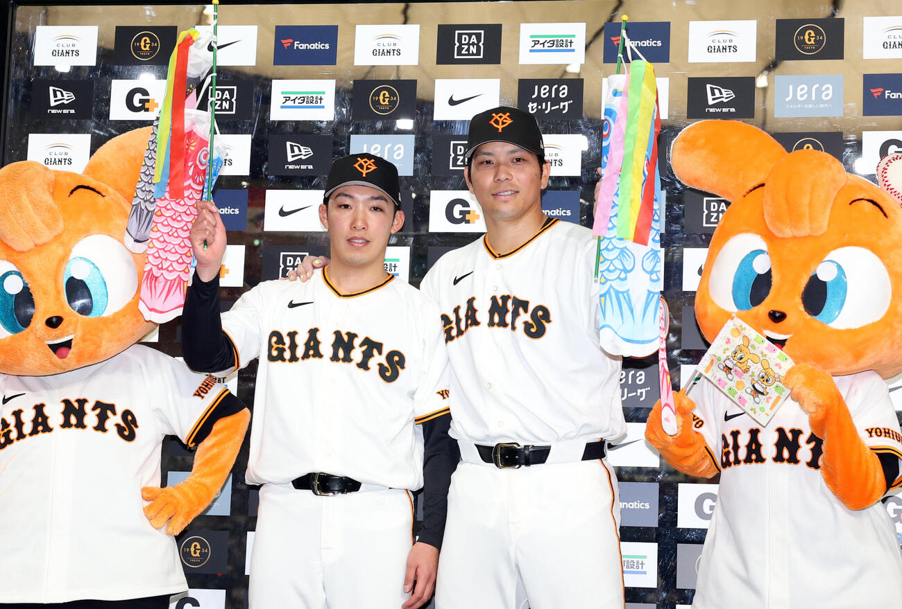 巨人対ヤクルト　ヒーローインタビューで、こいのぼりを手に記念撮影する巨人赤星優志（左）と大城卓三（撮影・浅見桂子）