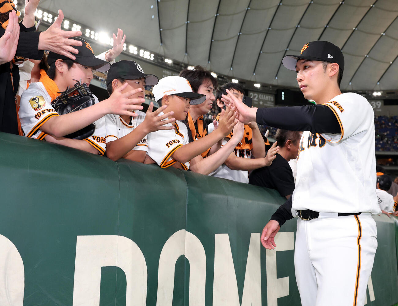 巨人対ヤクルト　場内1周で少年ファンとハイタッチする巨人赤星優志（撮影・浅見桂子）