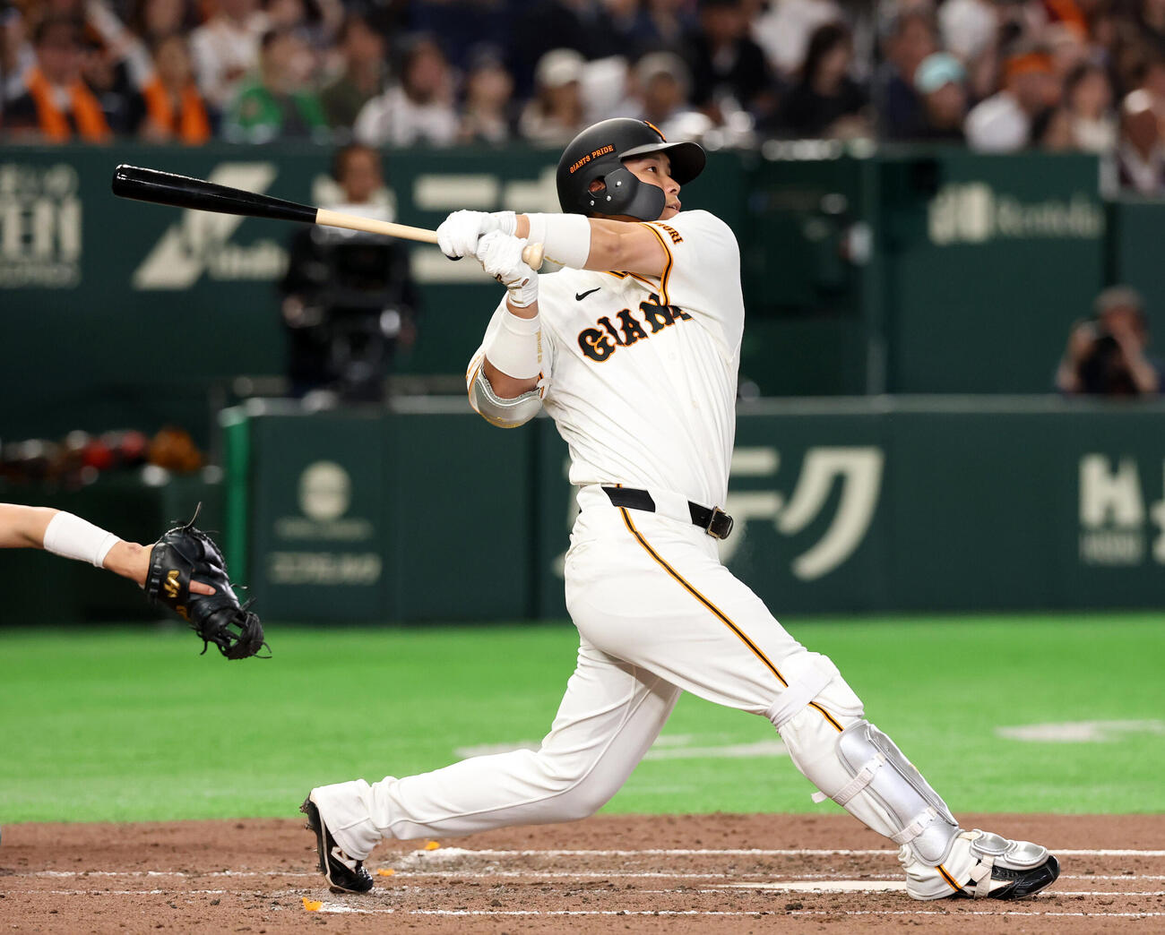 巨人対ヤクルト　4回裏巨人1死一、二塁、大城卓三は3点本塁打を放つ（撮影・浅見桂子）
