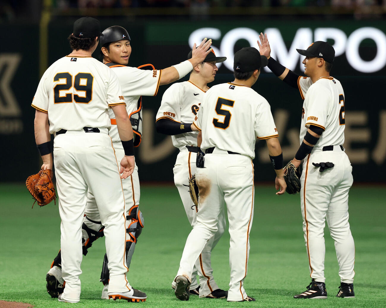 巨人対ヤクルト　連敗ストップでハイタッチで喜び合う大城卓三ら巨人の選手たち（撮影・浅見桂子）