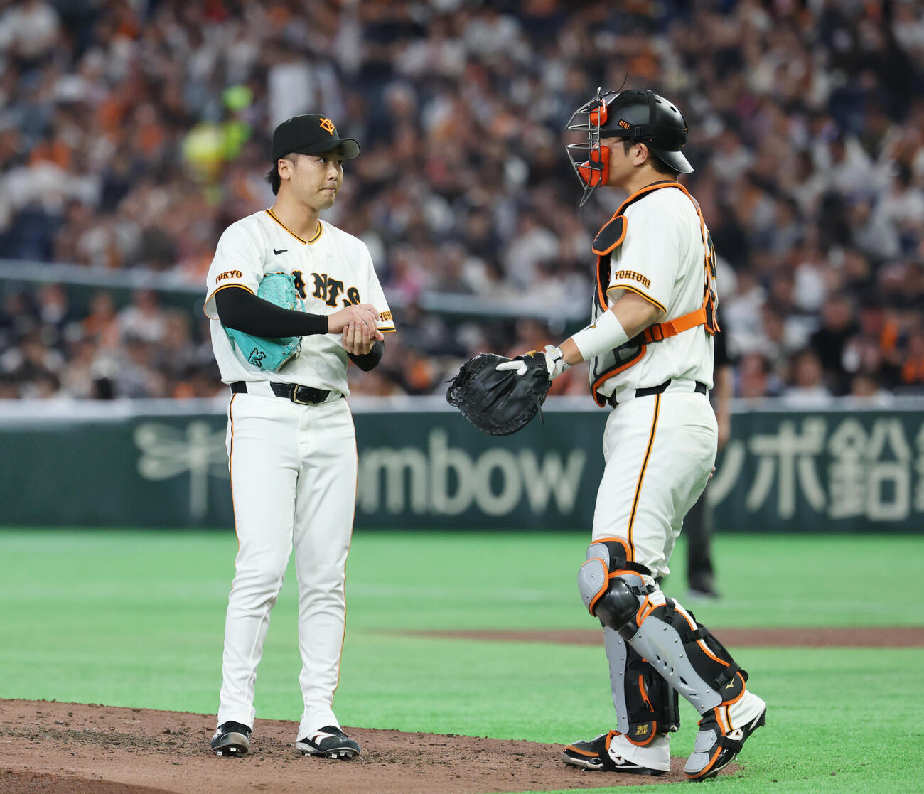 巨人対ヤクルト　6回表ヤクルト無死、マウンドで話をする大城卓三（右）と船迫大雅（撮影・増田悦実）