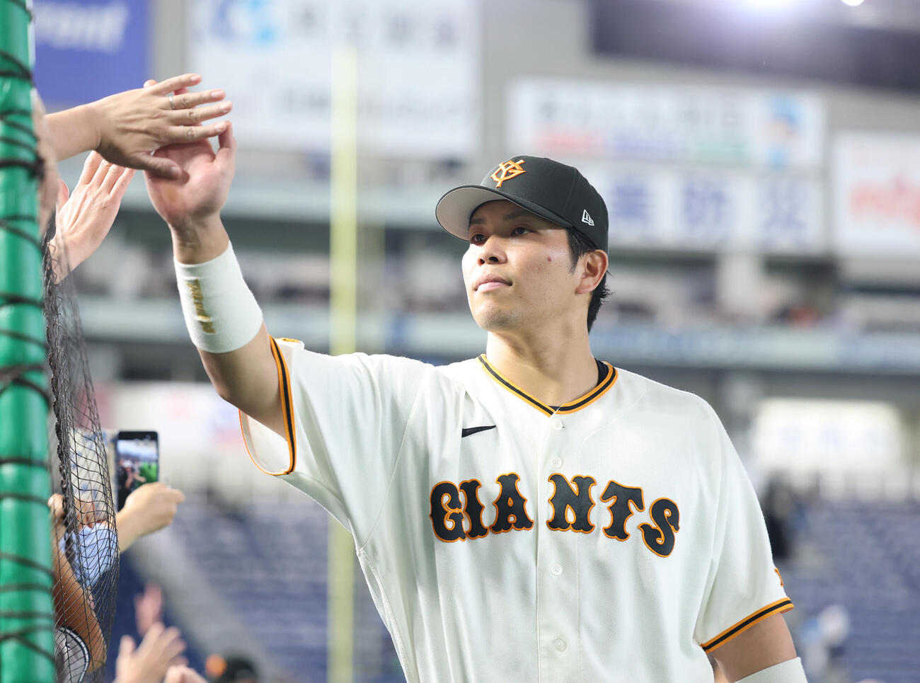 巨人対ヤクルト　勝利し観客とタッチを交わす巨人大城卓三（撮影・増田悦実）